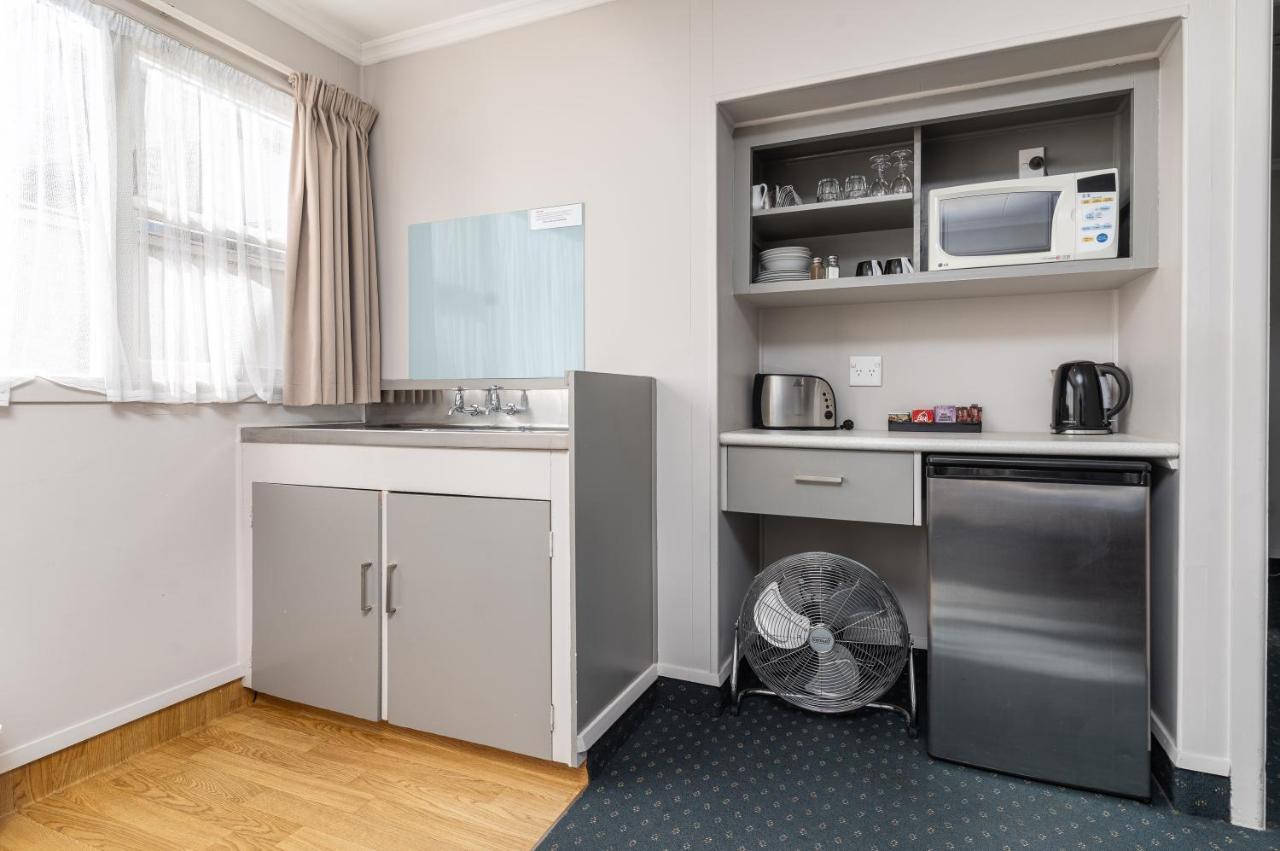 Amble Inn Motel Мастъртън Екстериор снимка