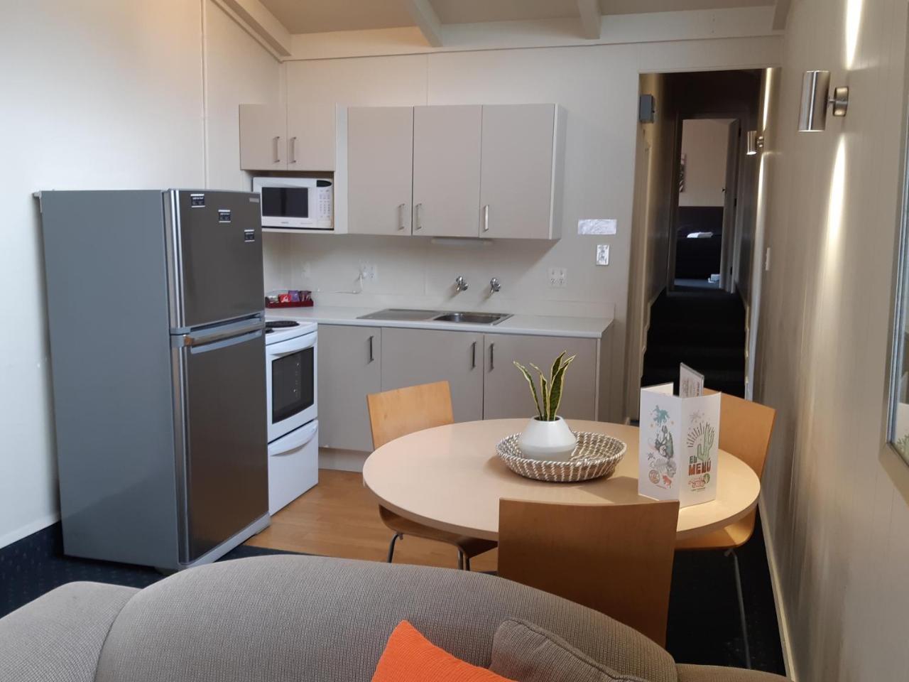Amble Inn Motel Мастъртън Екстериор снимка